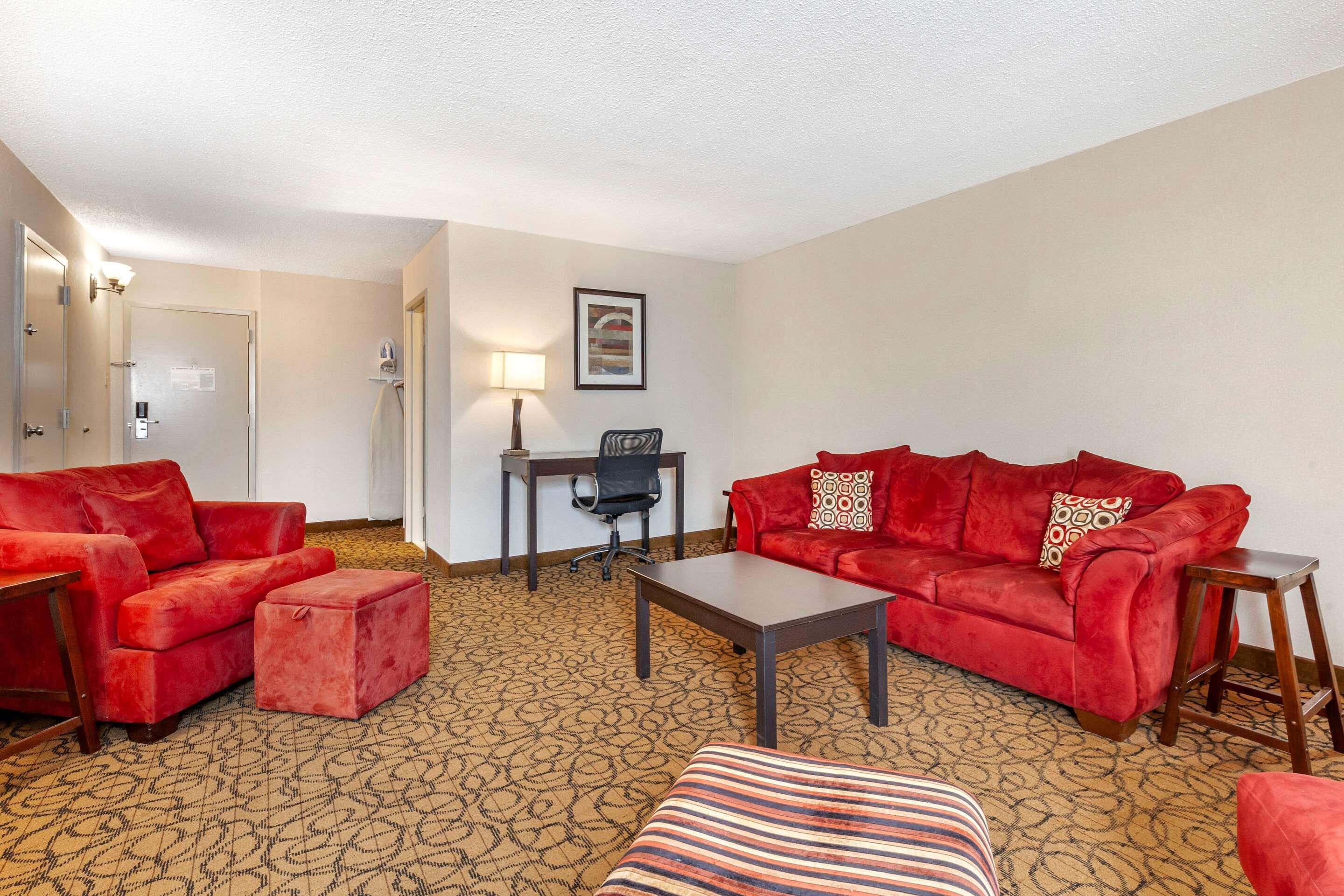 Quality Inn & Suites Escanaba North Exterior photo