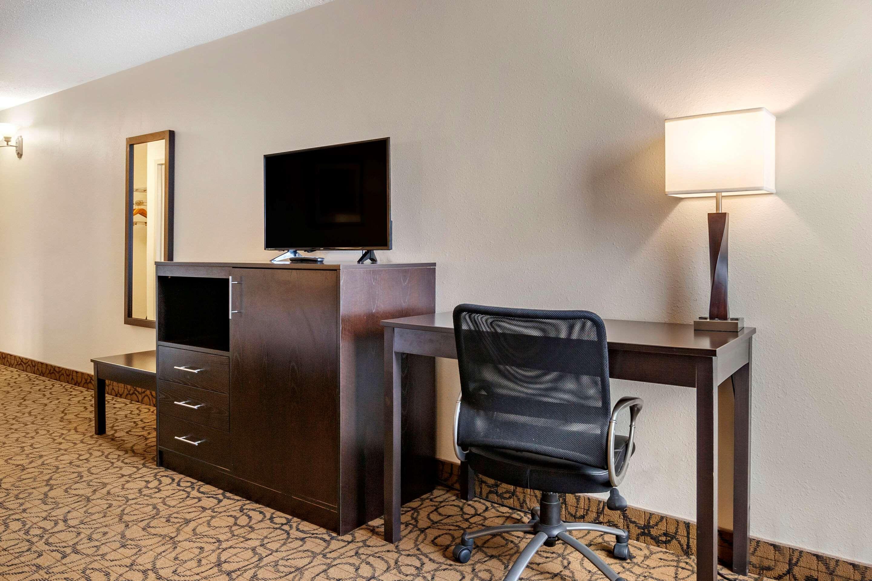 Quality Inn & Suites Escanaba North Exterior photo