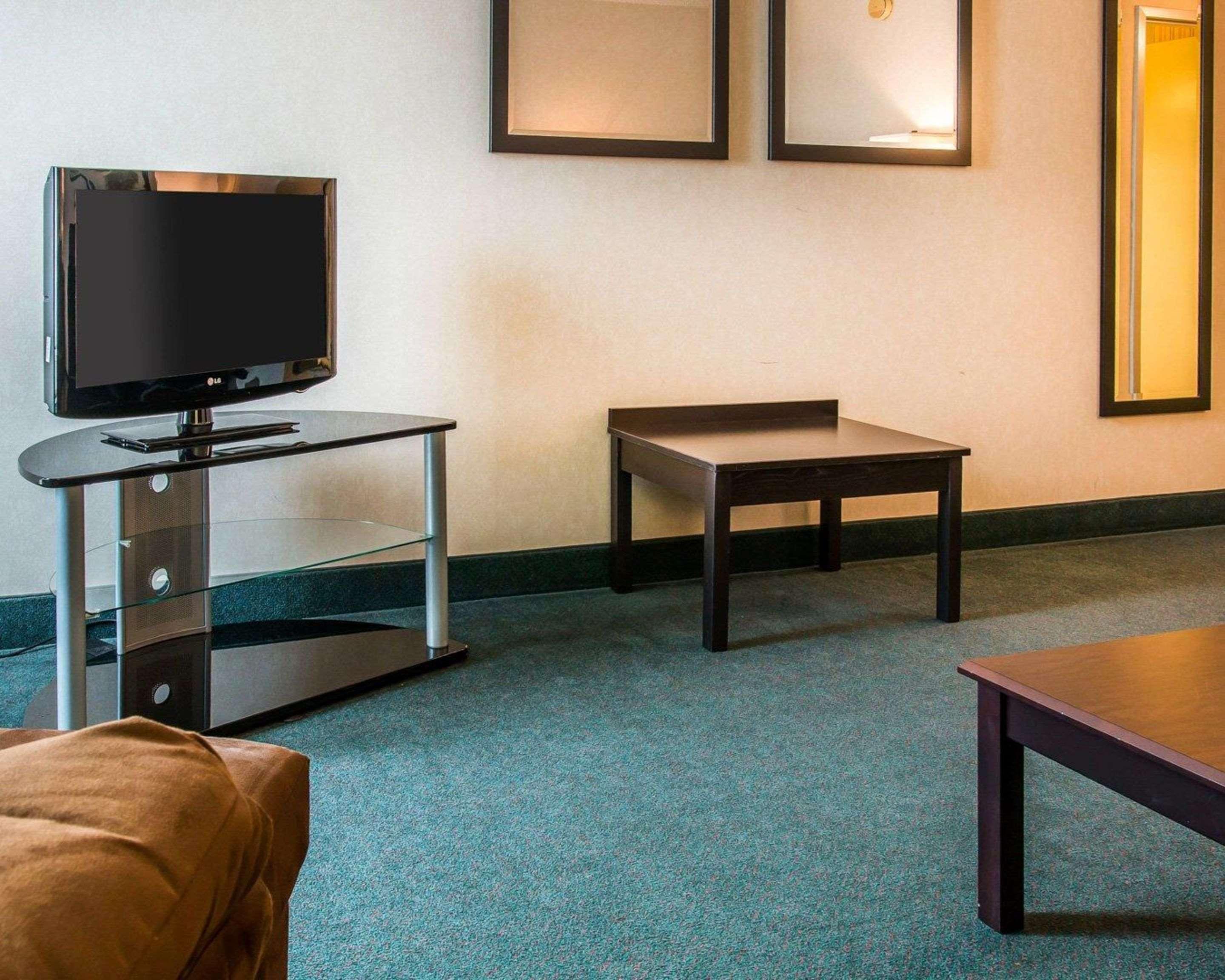 Quality Inn & Suites Escanaba North Exterior photo