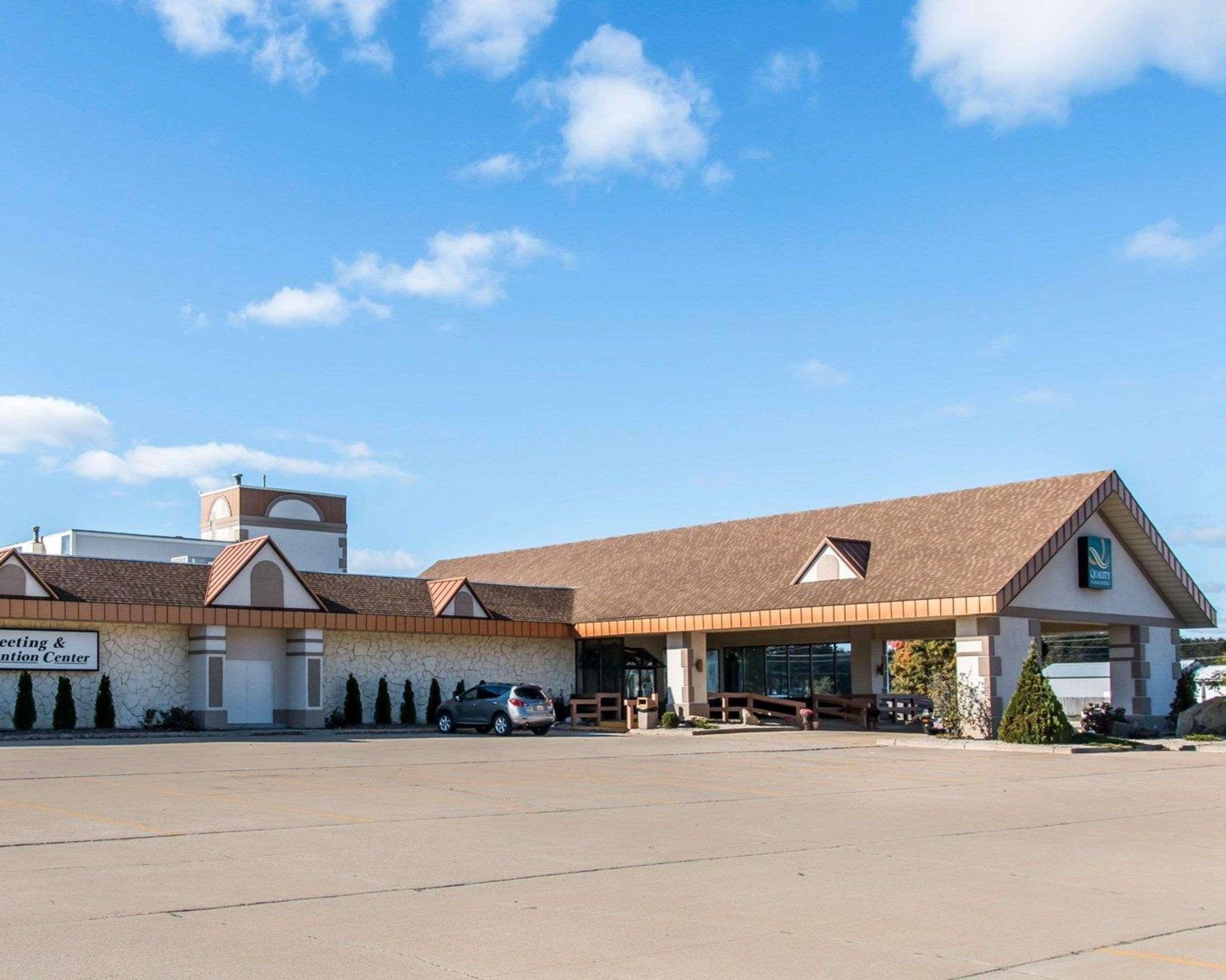 Quality Inn & Suites Escanaba North Exterior photo